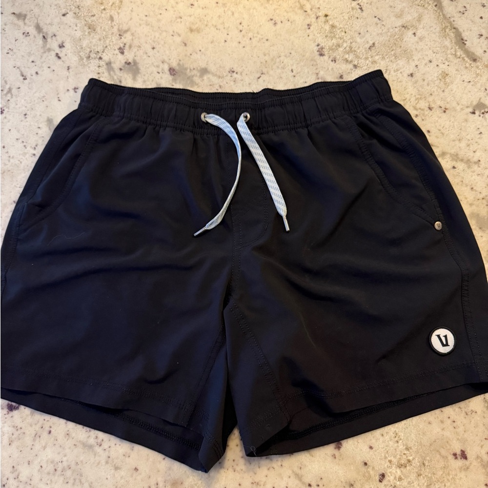 Vuori Kore Short 5’ in Black Small